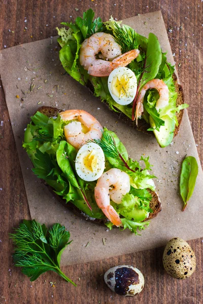 Deliziosi toast di avocado e gamberetti — Foto Stock