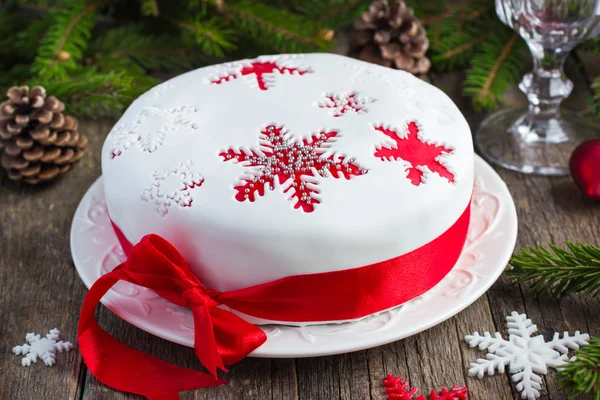 Beyaz ve kırmızı mastik ile şenlikli Noel kek — Stok fotoğraf