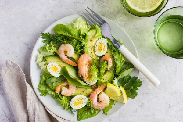 Avocado fresco e insalata di gamberetti , — Foto Stock