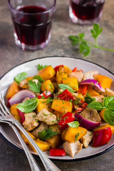 Calabaza asada, carne, pimientos y cebolla roja — Foto de Stock