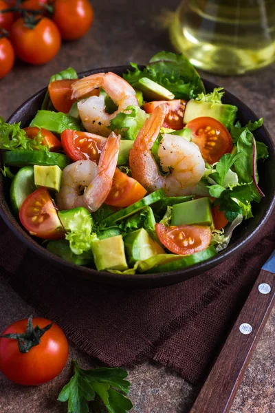 Salat mit Avocado und Garnelen in Schüssel — Stockfoto