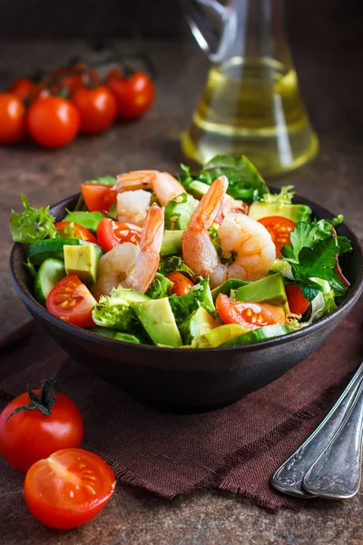 Salade avec avocat et crevettes dans un bol — Photo