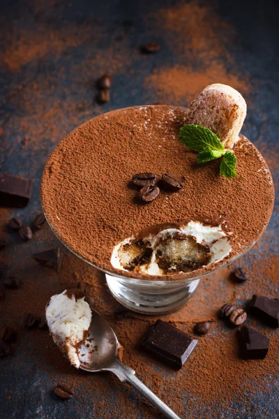 Tiramisu. traditionelle italienische Nachspeise. Selektiver Fokus — Stockfoto