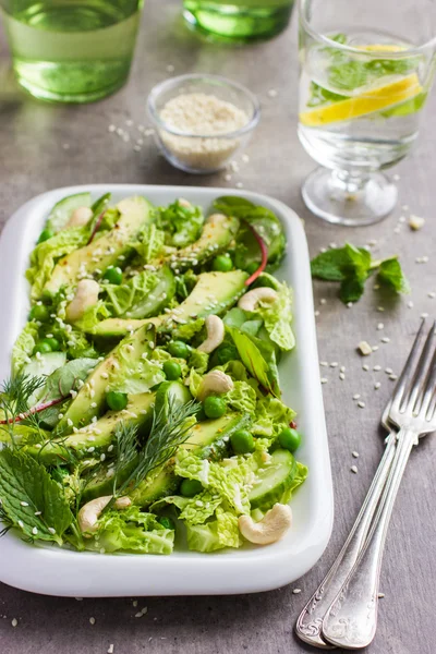 Salat mit Wirsing, Avocado, Gurken und Nüssen auf Weißbrot — Stockfoto