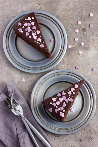 Шоколадний торт для романтичної вечері на день Святого Валентина — стокове фото