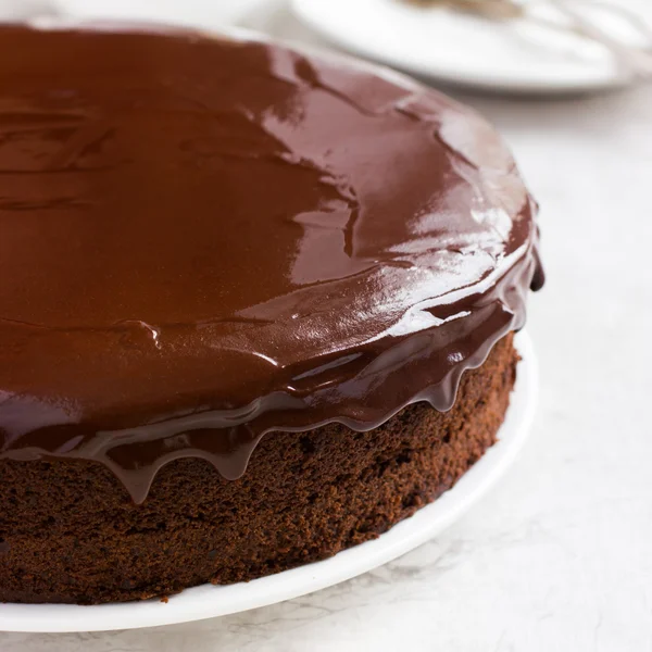Chocolate cake with chocolate glaze — Stock Photo, Image