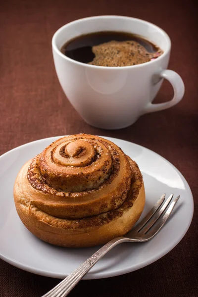 Tarçın rulo çörek ve kahve cuf — Stok fotoğraf