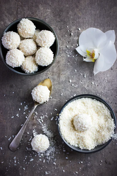 Delicious homamade white chocolate and coconut candy balls — Stock Photo, Image