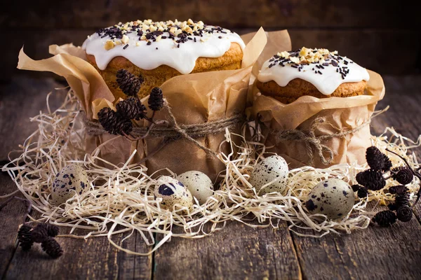 Osterkuchen auf rustikalem Hintergrund — Stockfoto