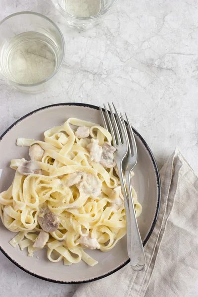 Macarrão fettucine com frango e cogumelos — Fotografia de Stock