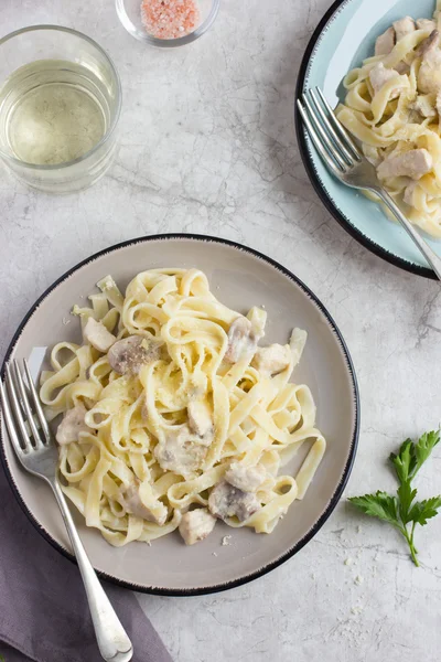 Macarrão fettucine com frango e cogumelos — Fotografia de Stock