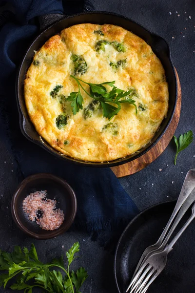 Frittata (omelete) com legumes e queijo em panela de ferro fundido — Fotografia de Stock