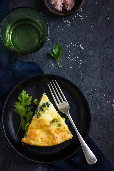 Frittata (omelet) met groenten en kaas in gietijzer pan — Stockfoto