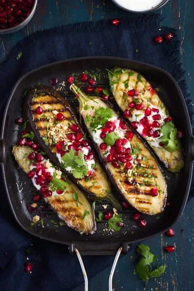 Gegrilde aubergines met knoflooksaus van yoghurt, walnoten en pomegran — Stockfoto