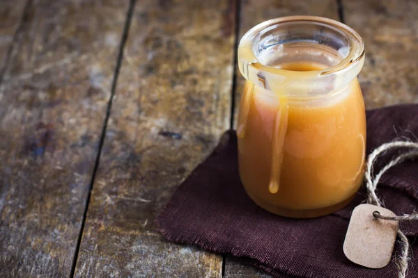 Солоний карамельний соус на скляній банці — стокове фото