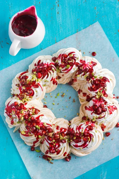 Schuimgebak pavlova taart krans met granaatappel, cranberry en pi — Stockfoto