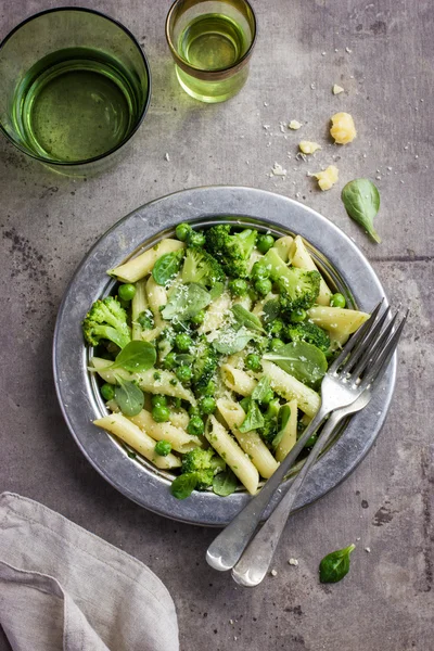 Massa penne com molho de pesto de espinafre, ervilhas verdes e brócolis — Fotografia de Stock