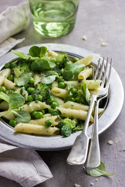 Pâtes penne avec sauce pesto aux épinards, pois verts et brocoli — Photo