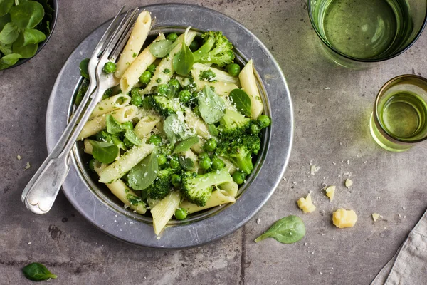 Penne-Nudeln mit Spinat-Pesto-Sauce, grünen Erbsen und Brokkoli — Stockfoto