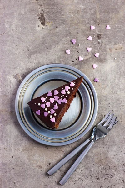 Stück Schokoladenkuchen zum Valentinstag — Stockfoto