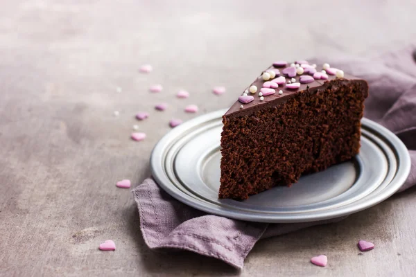 Шматочок смачного шоколадного торта для романтичної вечері — стокове фото