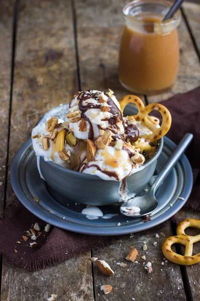 Heerlijk zelfgemaakt ijs met gezouten karamel en chocolade — Stockfoto