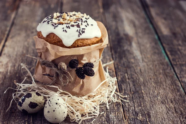 Rustikale Osterkuchen mit Nüssen und Schokoladenstreusel auf Holz — Stockfoto