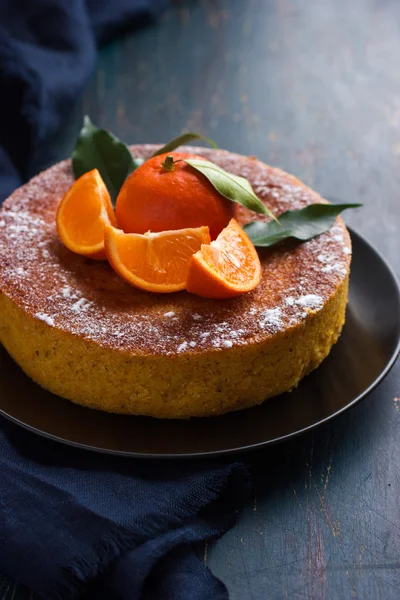 Tangerine och mandel tårta på Mörkblå bakgrund, — Stockfoto