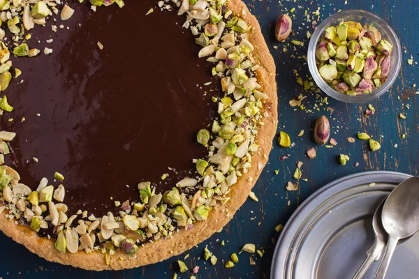 Tart with caramel, chocolate and nuts — Stock Photo, Image