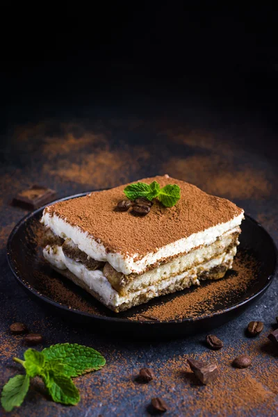 Dessert traditionnel italien tiramisu sur plaque blake — Photo