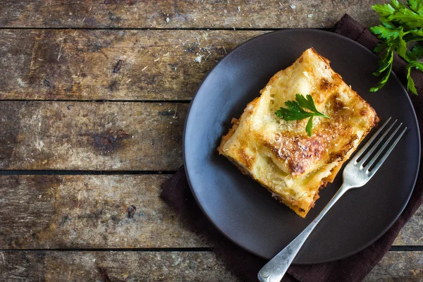 Traditional italian lasagna  with minced beef bolognese sauce — Stock Photo, Image
