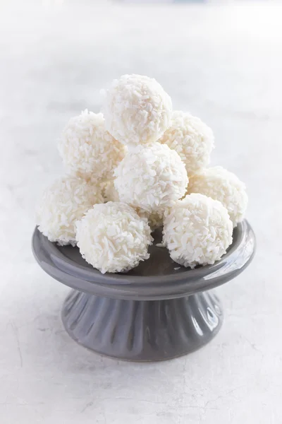 Bolas de chocolate branco e doces de coco — Fotografia de Stock