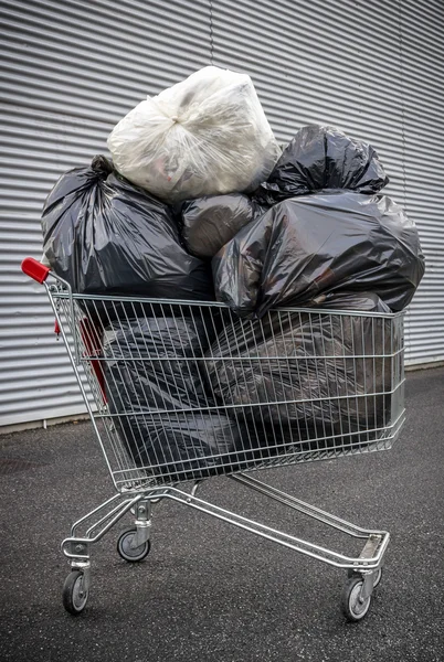 Winkelwagen met vuilniszakken — Stockfoto