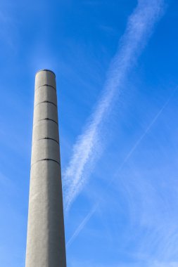 Mavi gökyüzüne karşı baca 
