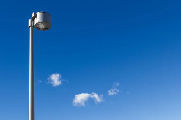 Luz de calle sobre un fondo azul del cielo — Foto de Stock