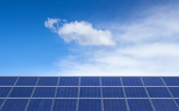 Panel solar contra el cielo azul —  Fotos de Stock