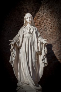 saint Mary beyaz taş heykel