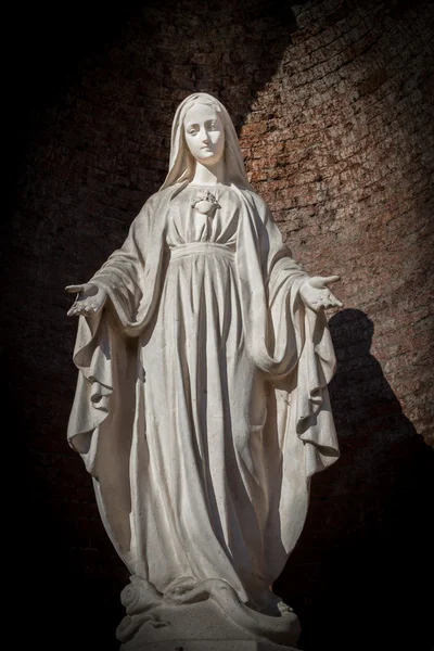 Saint Mary beyaz taş heykel — Stok fotoğraf