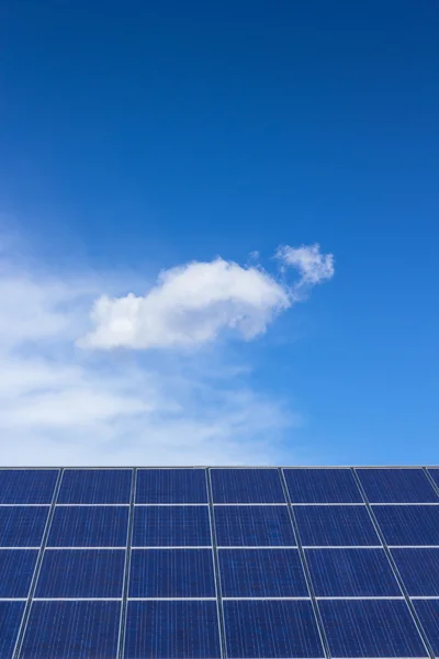 Panel solar contra el cielo azul —  Fotos de Stock