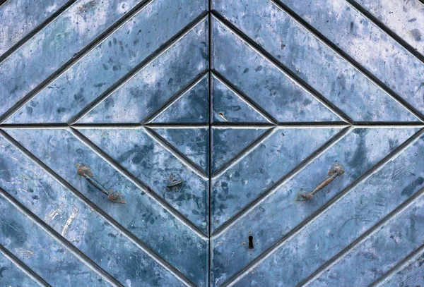 Doorknob and metal door handle on ancient blue door — Stock Photo, Image