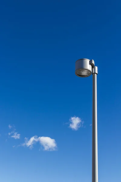 青い空に照らす街路灯 — ストック写真