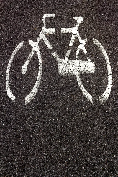在沥青上的白色自行车标志 — 图库照片