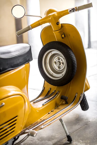 Scooter amarelo estacionado na garagem — Fotografia de Stock