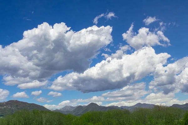 Paisagem de montanha no dia de primavera — Fotografia de Stock