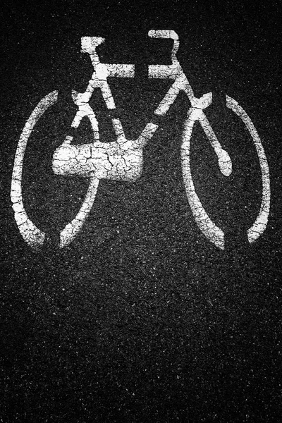 Sinal de bicicleta branca na faixa de bicicleta de asfalto — Fotografia de Stock