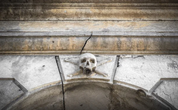 Stone skull placed near the entrance — Stock Photo, Image