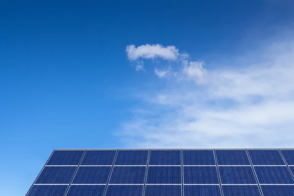 Panel solar contra el cielo azul —  Fotos de Stock