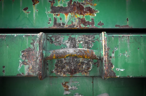 Detaljer om en gammel container med stort, rustent håndtak – stockfoto