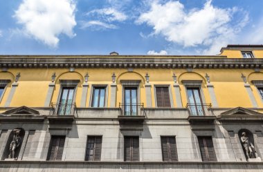 Eski binanın cephesi