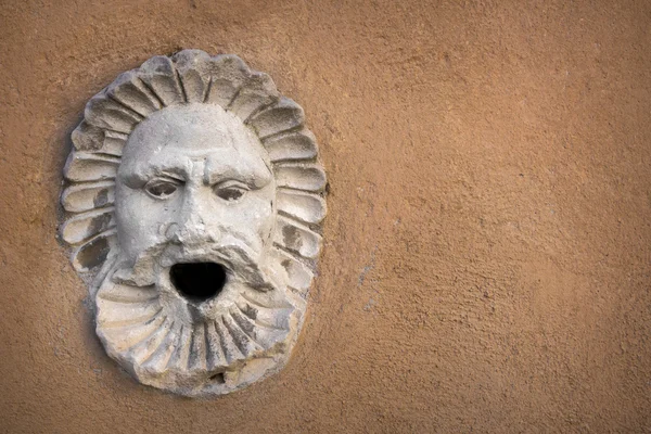 Skulptur av ett ansikte med öppen mun — Stockfoto